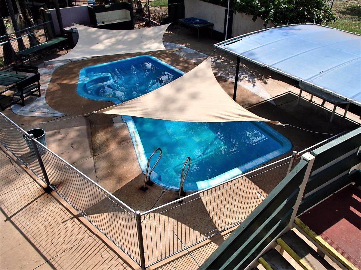 Palm Court Backpackers Albergue Katherine Exterior foto