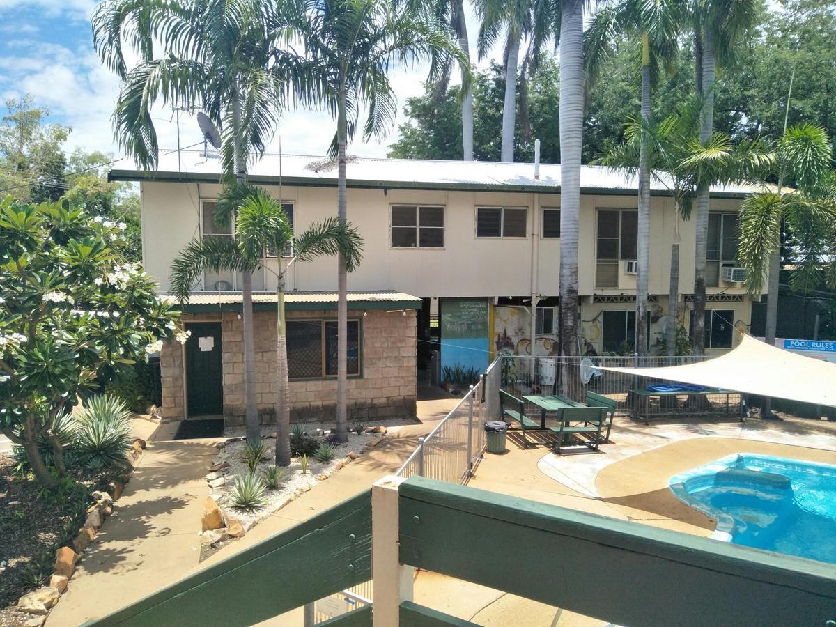 Palm Court Backpackers Albergue Katherine Exterior foto