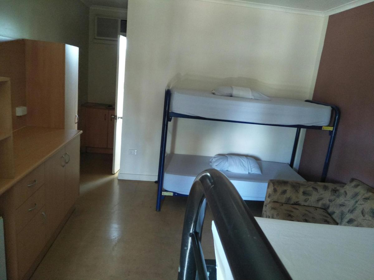 Palm Court Backpackers Albergue Katherine Exterior foto